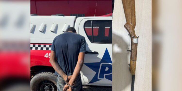 Homem é preso por porte ilegal de arma de fogo em Tailândia Homem é preso por porte ilegal de arma de fogo em Tailândia