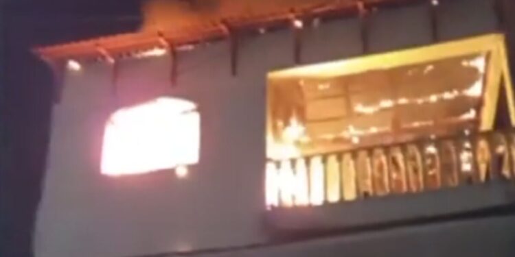 Jovem tem 90% do corpo queimado em incêndio residencial Jovem tem 90% do corpo queimado em incêndio residencial