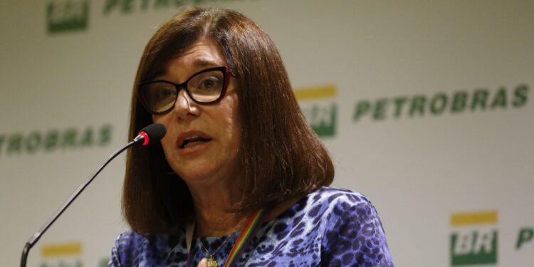 Nova presidente da Petrobras troca três dos oito diretores da estatal Nova presidente da Petrobras troca três dos oito diretores da estatal