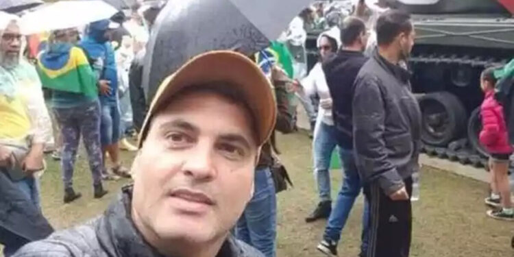 Rodrigo Santana diz que se arrepende sobre foto em quartel Rodrigo Santana diz que se arrepende sobre foto em quartel