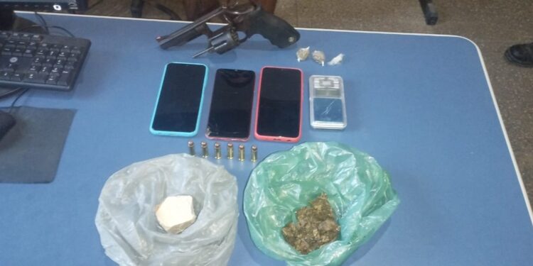 Trio é preso sob suspeita de tráfico de drogas no Crepurizão