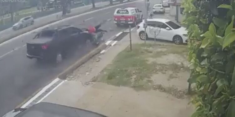 Motociclista é arremessado após acidente envolvendo viatura