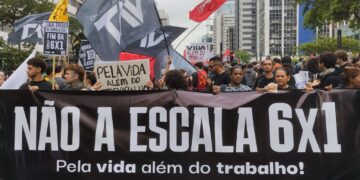 Manifestantes vão às ruas pelo fim da escala de trabalho 6x1