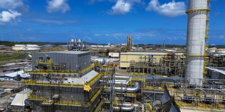 Refinaria da Petrobras vai transformar poluente em produto rentável