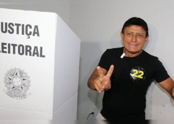 2º Turno: Éder Mauro vota em colégio na Marambaia, em Belém