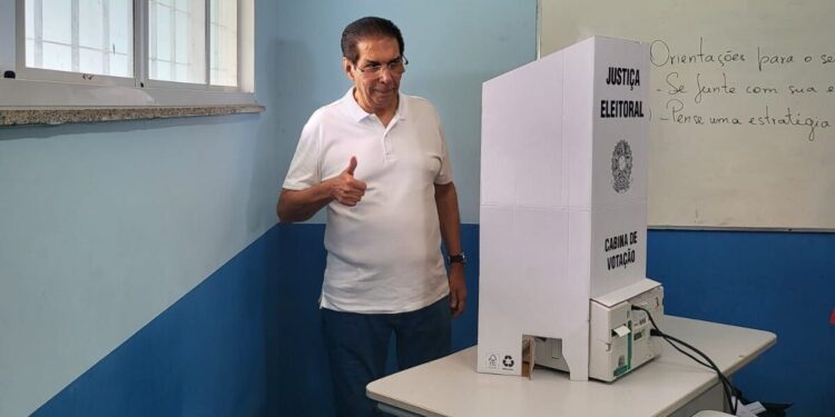 Vídeo: Senador Jader Barbalho vota em escola de Belém