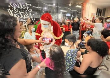 Caravana de Natal encanta pacientes do Oncológico infantil