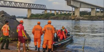 Oito mortes são confirmadas após queda de ponte