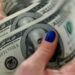 Veja vagas de emprego com pagamento em dólar e sem sair de casa