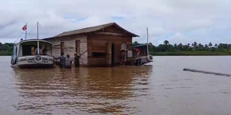 Vídeo: família muda casa inteira pelo rio em Breves, no Marajó