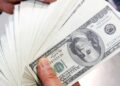 Dólar encosta em R$ 6 após Trump impor taxa de 104% à China