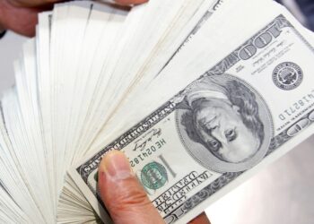 Dólar encosta em R$ 6 após Trump impor taxa de 104% à China
