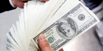 Dólar encosta em R$ 6 após Trump impor taxa de 104% à China