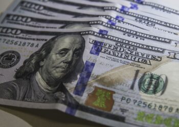 Dólar cai para R$ 5,72 e atinge menor nível em quase três semanas
