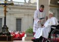 Em recuperação, papa Francisco faz visita surpresa à Basílica