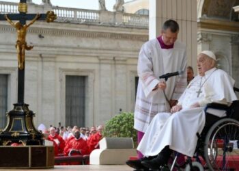 Em recuperação, papa Francisco faz visita surpresa à Basílica