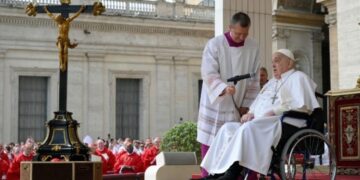 Em recuperação, papa Francisco faz visita surpresa à Basílica