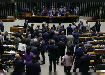 Câmara aprova urgência para projeto que regulamenta licença-paternidade