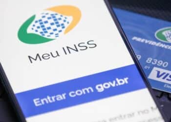 Governo ressarciu R$ 2,3 bilhões a aposentados e pensionistas Governo ressarciu R$ 2,3 bilhões a aposentados e pensionistas