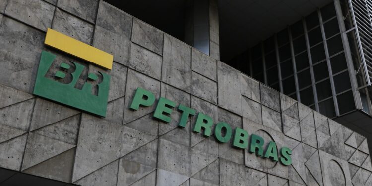 Petrobras anuncia R$ 2,6 bilhões para indústria naval na Bahia Petrobras anuncia R$ 2,6 bilhões para indústria naval na Bahia