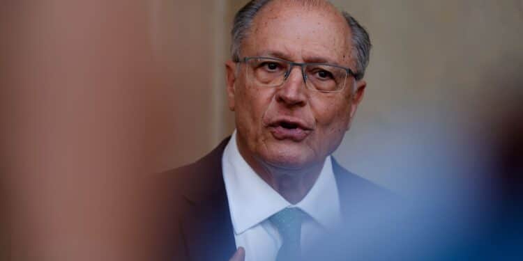 Brasil venderá 6 milhões de barris de petróleo à Índia, diz Alckmin Brasil venderá 6 milhões de barris de petróleo à Índia, diz Alckmin