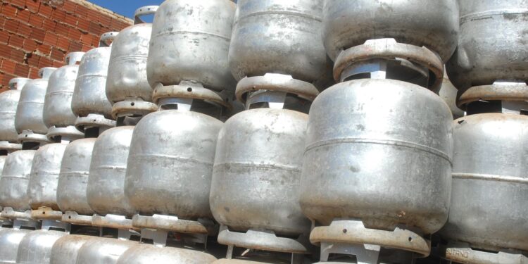 Beneficiários com NIS final 6 recebem Auxílio Gás