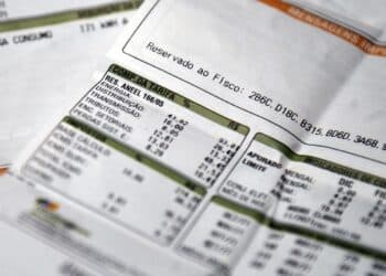 Aneel mantém bandeira para vermelha 1 na conta de luz em novembro Aneel mantém bandeira para vermelha 1 na conta de luz em novembro