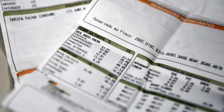 Aneel mantém bandeira para vermelha 1 na conta de luz em novembro