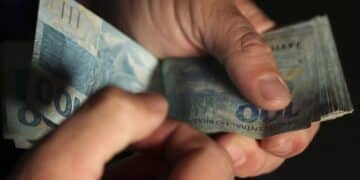 Poupança tem retirada líquida de R$ 9,7 bilhões em outubro Poupança tem retirada líquida de R$ 9,7 bilhões em outubro