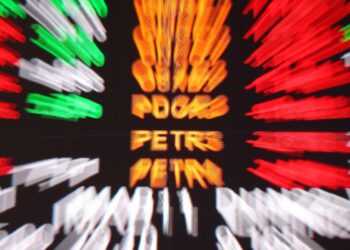 Bolsa cai 4,31% em dia tenso e reverte início positivo de mês