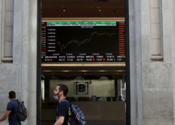 Bolsa sobe 0,99% e volta a superar os 160 mil pontos Bolsa sobe 0,99% e volta a superar os 160 mil pontos