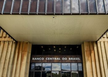BC mantém juros básicos em 15% ao ano pela quarta vez seguida BC mantém juros básicos em 15% ao ano pela quarta vez seguida