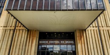 BC mantém juros básicos em 15% ao ano pela quarta vez seguida BC mantém juros básicos em 15% ao ano pela quarta vez seguida