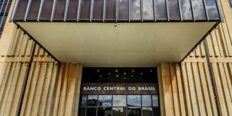 BC mantém juros básicos em 15% ao ano pela quarta vez seguida BC mantém juros básicos em 15% ao ano pela quarta vez seguida