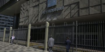 Petroleiros aprovam greve nacional a partir de segunda-feira Petroleiros aprovam greve nacional a partir de segunda-feira