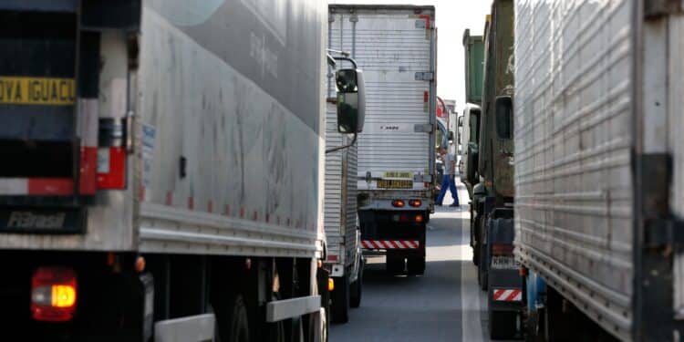 CMN regulamenta linha de R$ 6 bi para financiamento de caminhões CMN regulamenta linha de R$ 6 bi para financiamento de caminhões